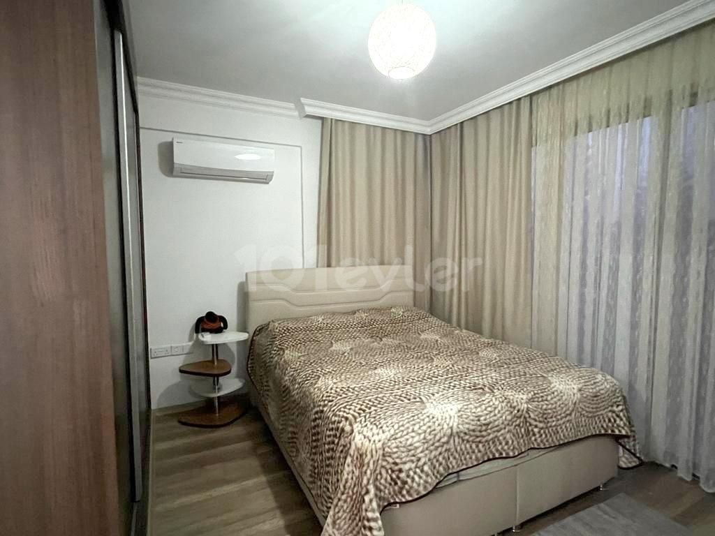 Girne Karakum bölgesin'de ana cadde'ye yürüyüş mesafesinde, tapusu hazır, KDV ödenmiş, yaşamaya hazır 2+1 eşyalı daire. 05338403555