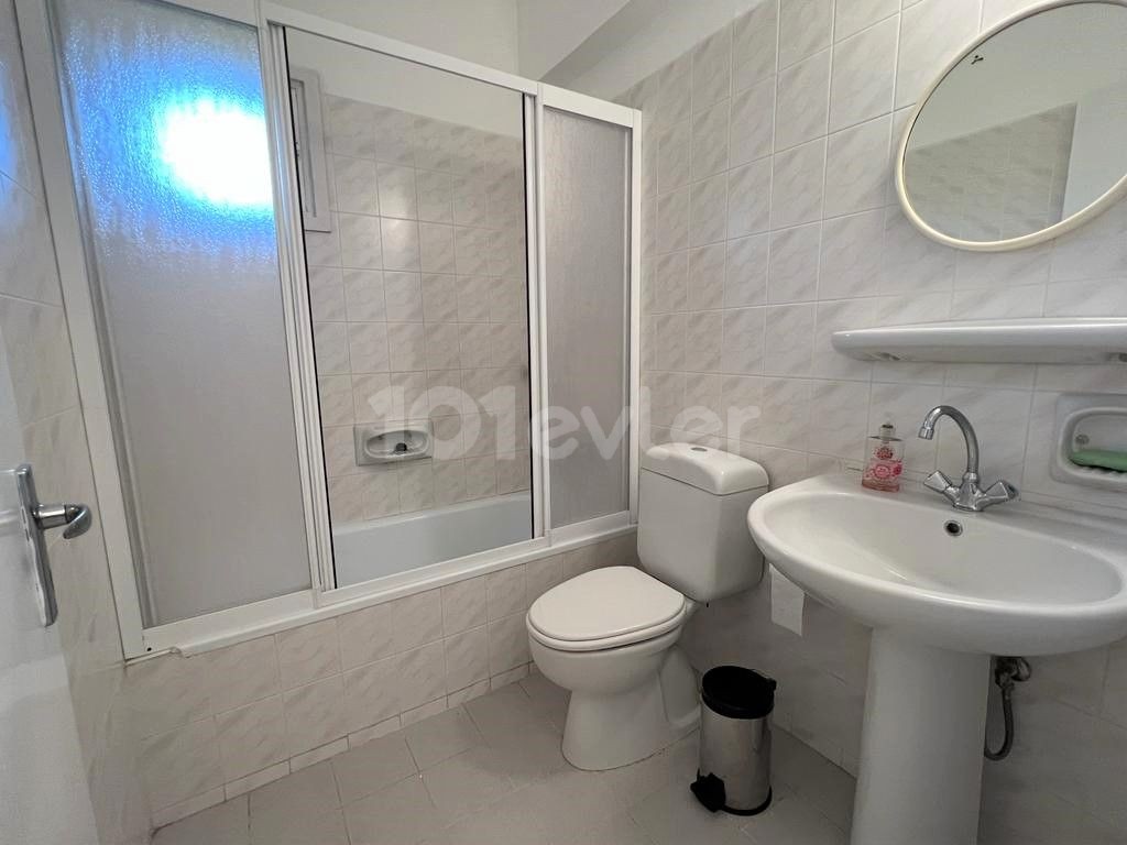 Girne Çatalköy' de havuzlu site içerisinde zemin kat bahçeli,, ortak yüzme havuzlu site içerisinde. Haftalık kiralıktır.05338403555