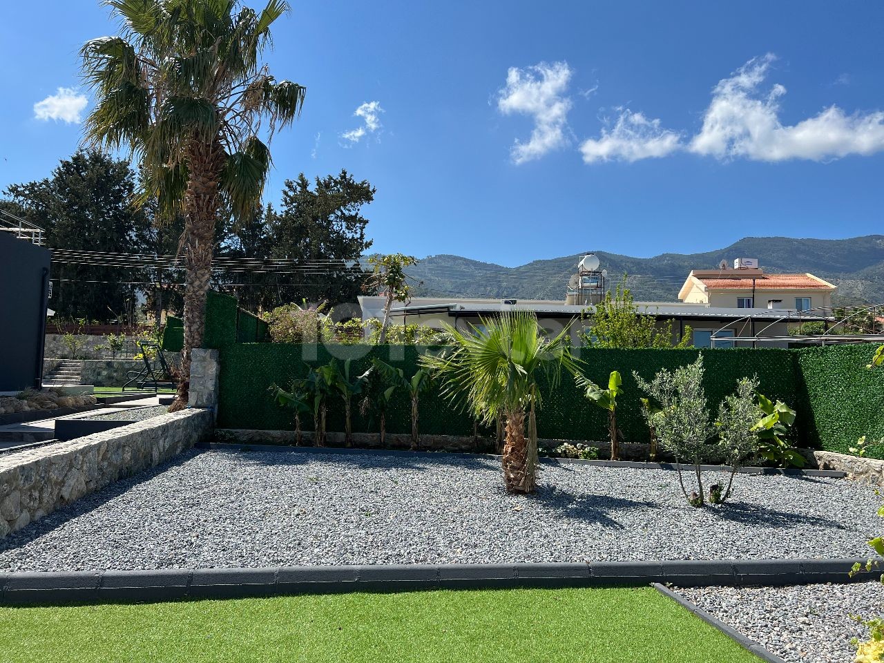 In Kyrenia, Alsancak, there are 2 2+1 and 1+1 auxiliary houses on a 1650m2 land. There is a 14x5 private swimming pool in the complex with a total indoor area of 279m2. 05338403555