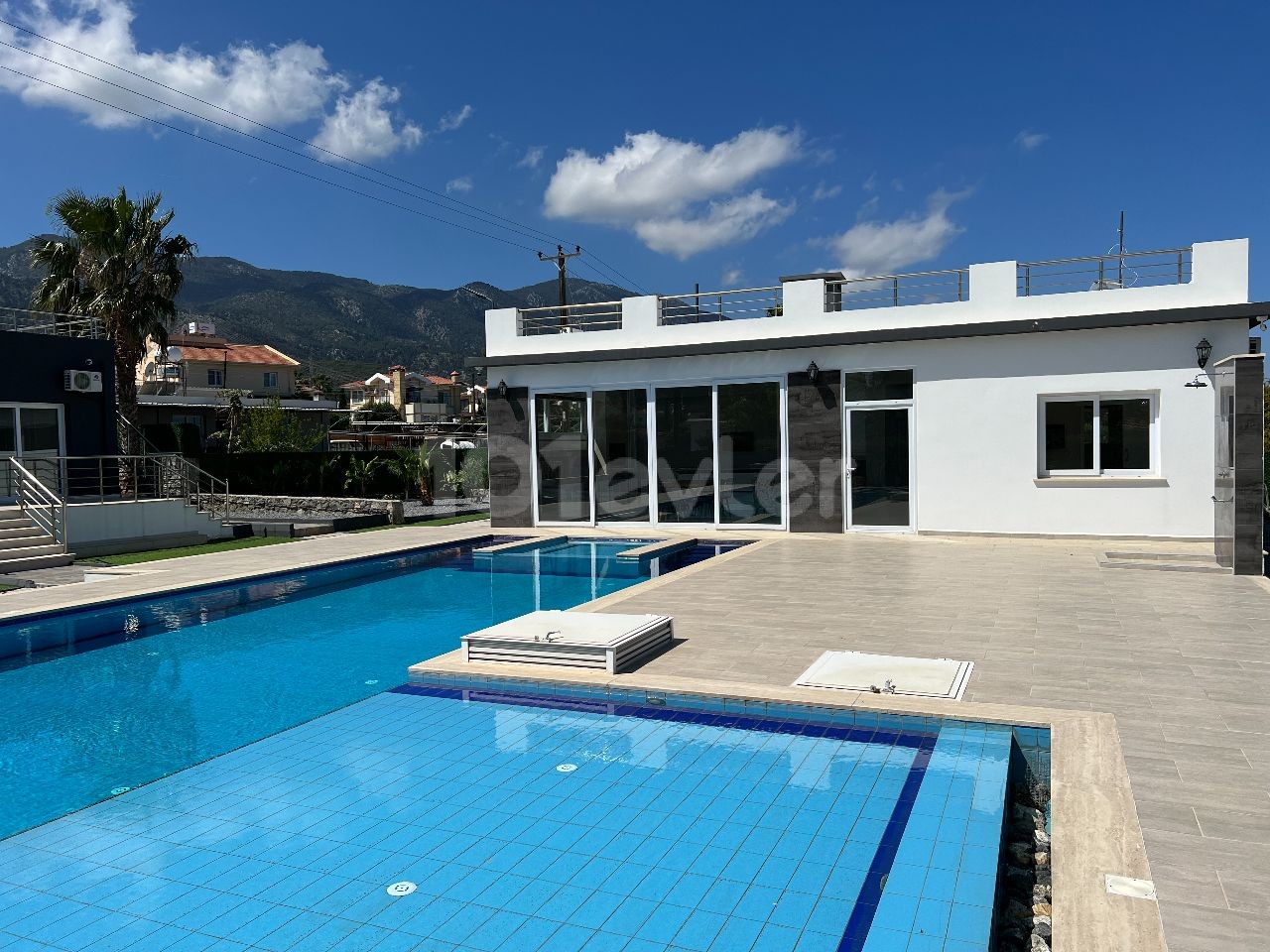 In Kyrenia, Alsancak, there are 2 2+1 and 1+1 auxiliary houses on a 1650m2 land. There is a 14x5 private swimming pool in the complex with a total indoor area of 279m2. 05338403555