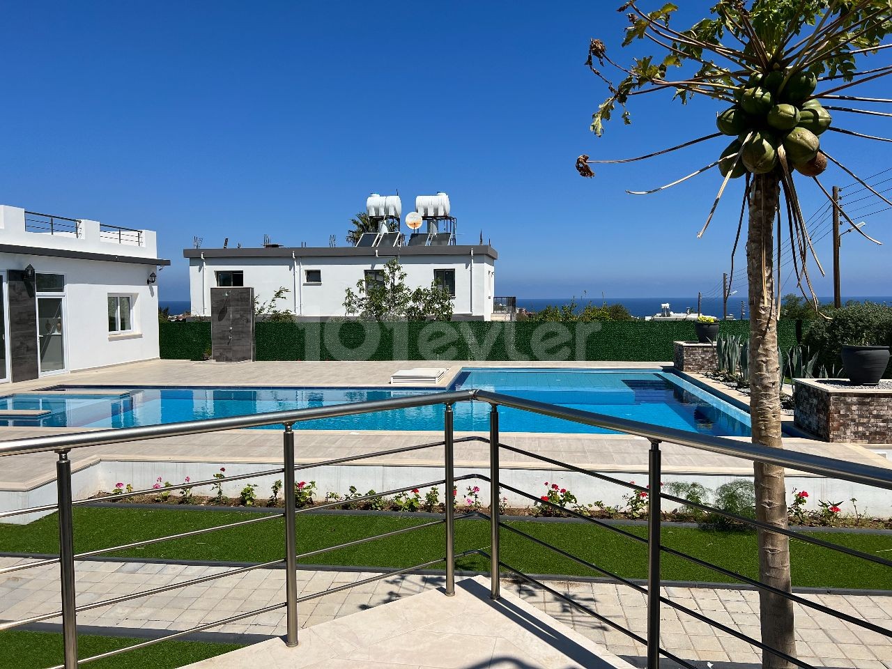 In Kyrenia, Alsancak, there are 2 2+1 and 1+1 auxiliary houses on a 1650m2 land. There is a 14x5 private swimming pool in the complex with a total indoor area of 279m2. 05338403555