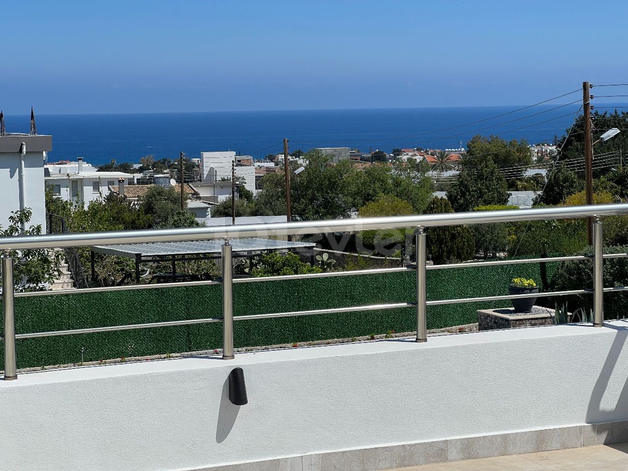 In Kyrenia, Alsancak, there are 2 2+1 and 1+1 auxiliary houses on a 1650m2 land. There is a 14x5 private swimming pool in the complex with a total indoor area of 279m2. 05338403555