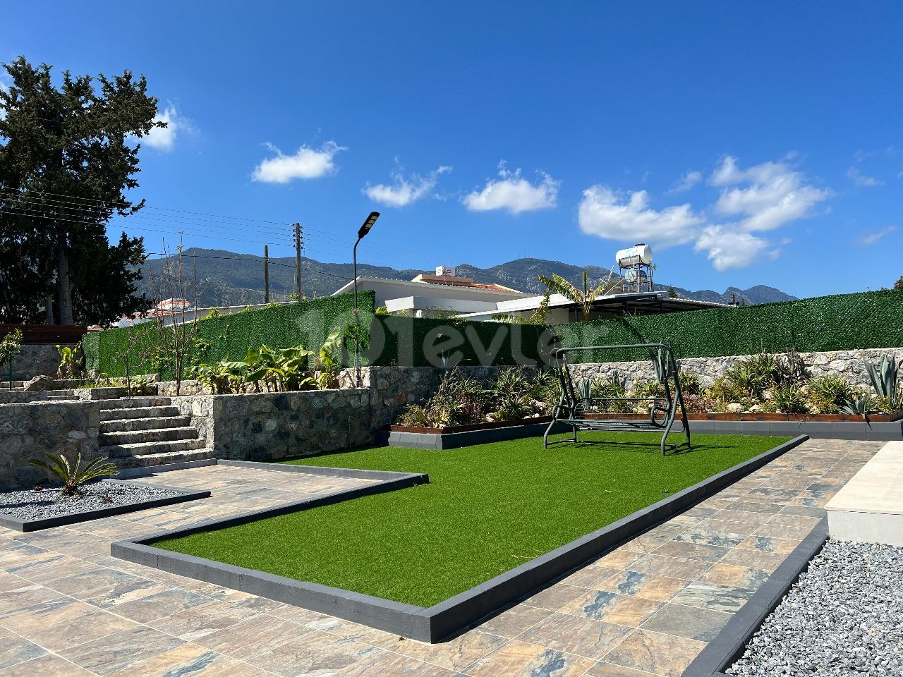 In Kyrenia, Alsancak, there are 2 2+1 and 1+1 auxiliary houses on a 1650m2 land. There is a 14x5 private swimming pool in the complex with a total indoor area of 279m2. 05338403555