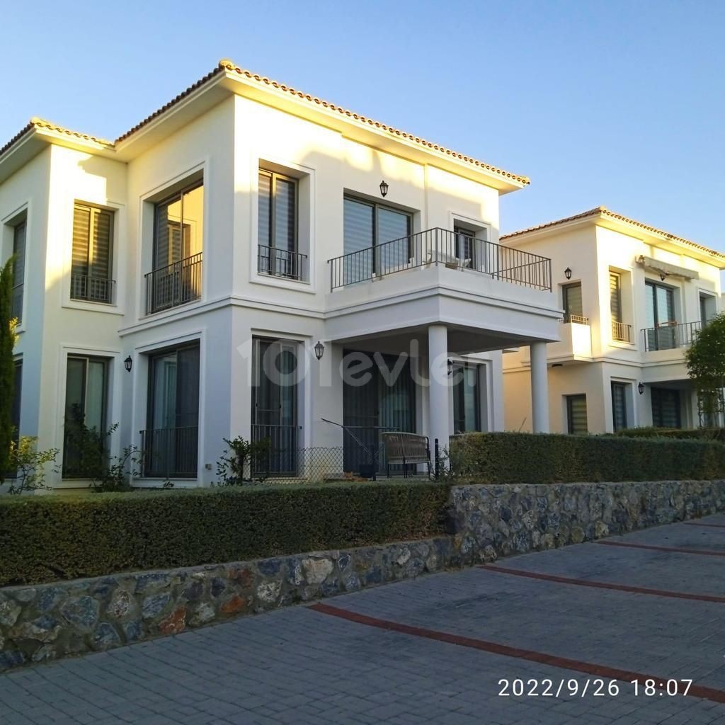 Girne Alsancak'ta 7x24 güvenlikli bakımlı site içerisinde zemin kat bahçeli ful eşyalı daire. 05338403555