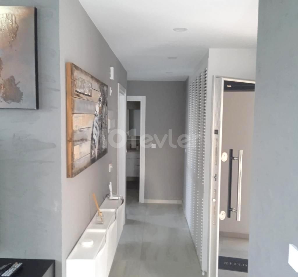 Girne Alsancak'ta 7x24 güvenlikli bakımlı site içerisinde zemin kat bahçeli ful eşyalı daire. 05338403555