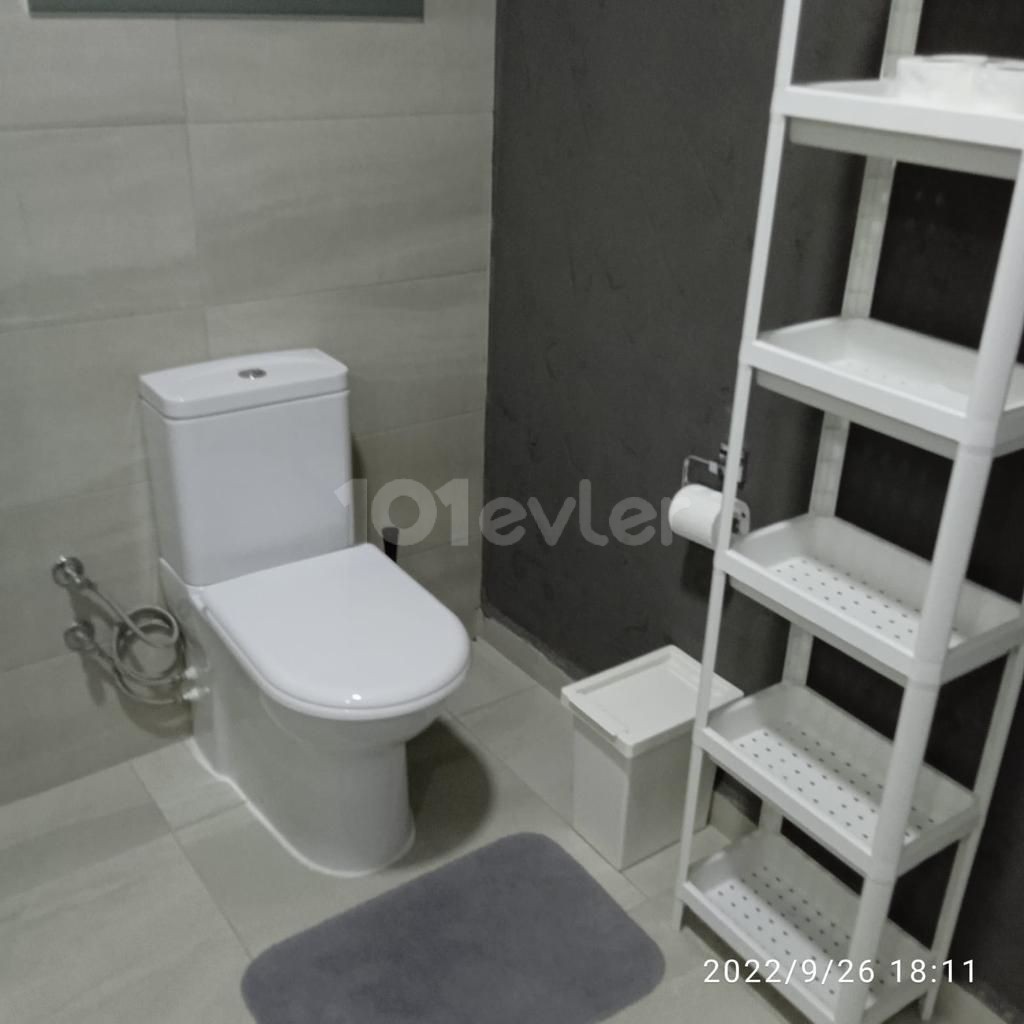 Girne Alsancak'ta 7x24 güvenlikli bakımlı site içerisinde zemin kat bahçeli ful eşyalı daire. 05338403555