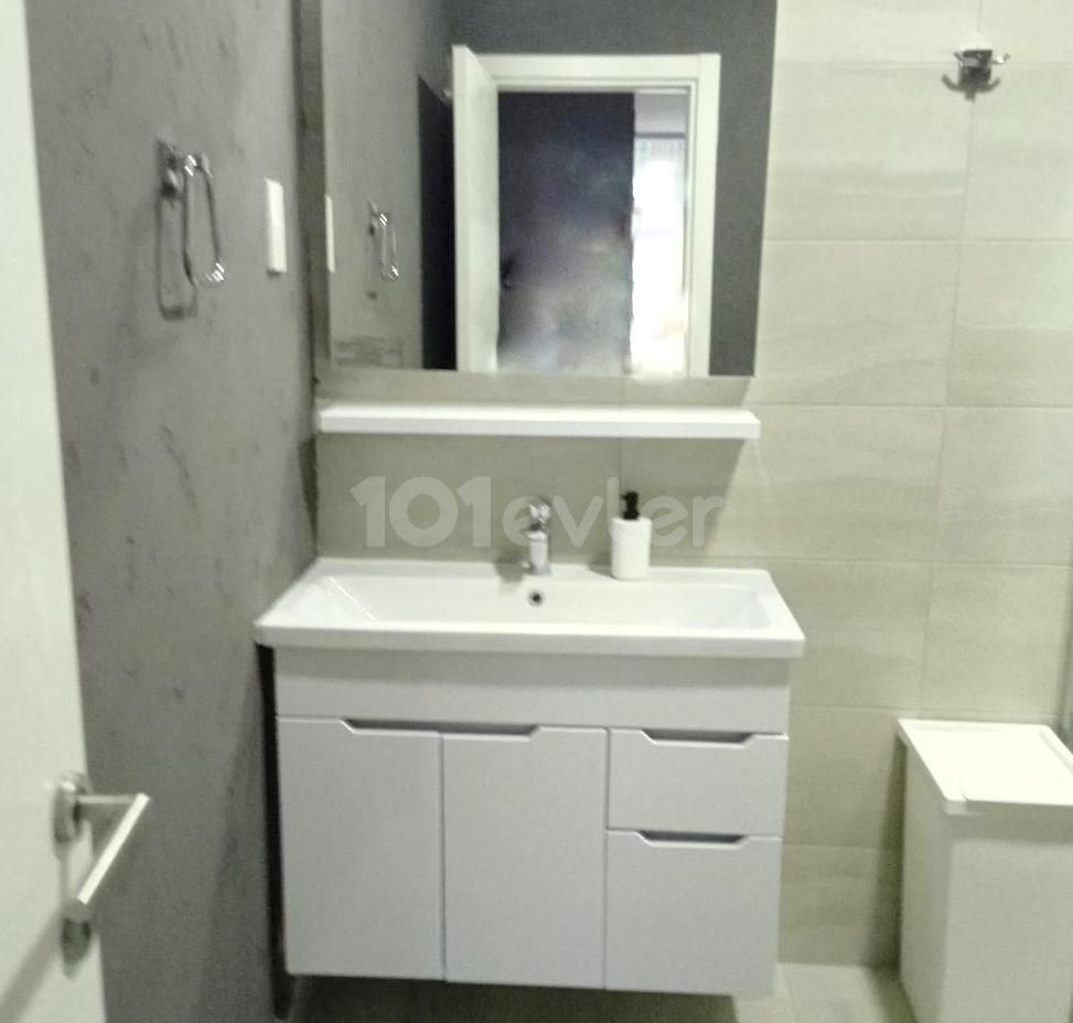 Girne Alsancak'ta 7x24 güvenlikli bakımlı site içerisinde zemin kat bahçeli ful eşyalı daire. 05338403555