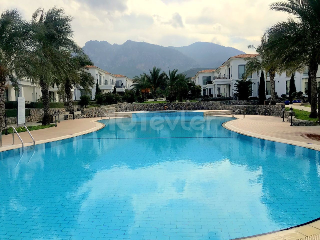 Fully furnished apartment with ground floor garden in a well-kept complex with 24x7 security in Alsancak, Kyrenia. 05338403555