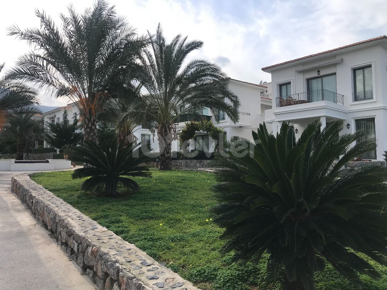 Fully furnished apartment with ground floor garden in a well-kept complex with 24x7 security in Alsancak, Kyrenia. 05338403555