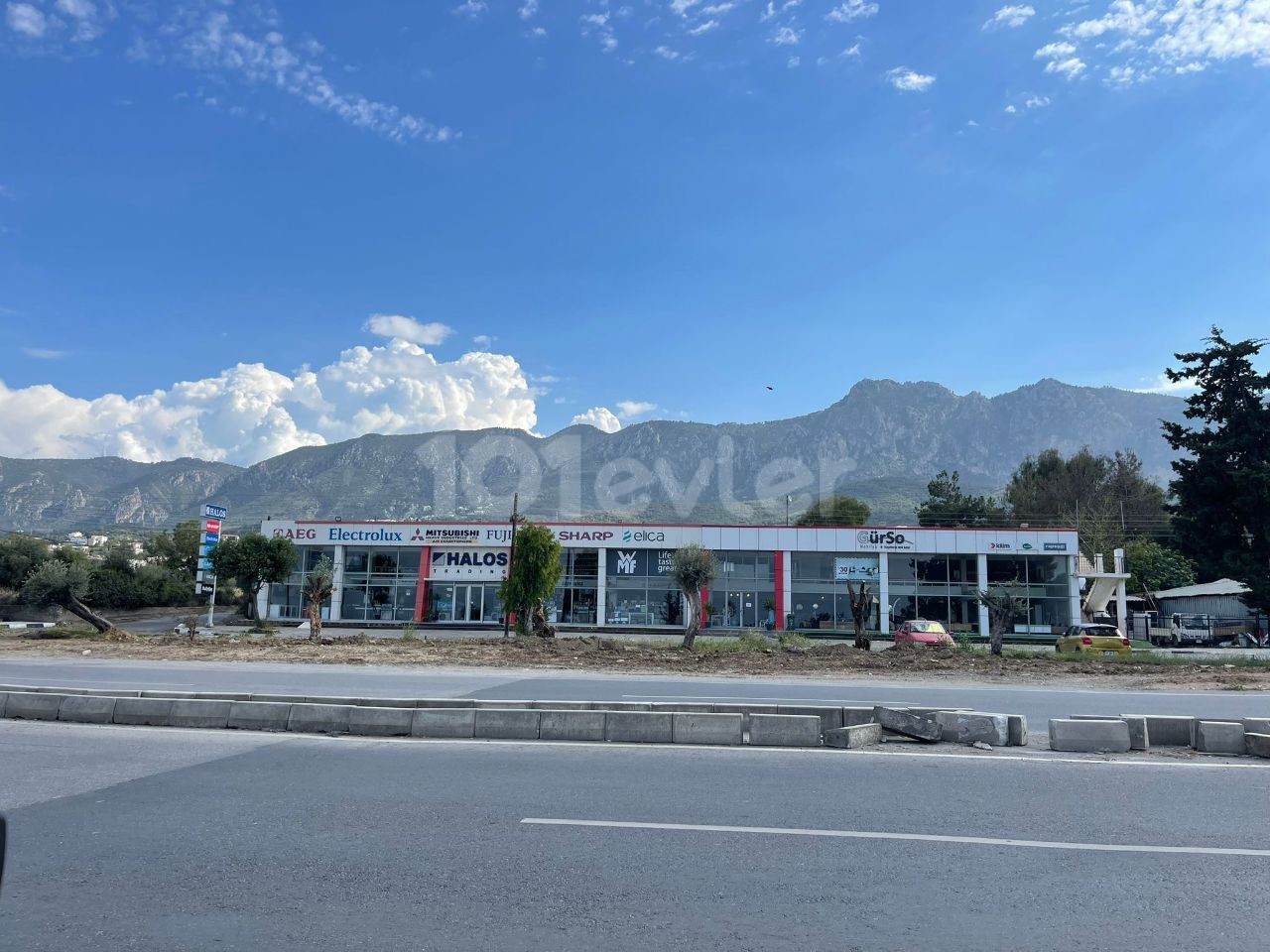 Complete shop for rent consisting of a combination of 4 shops for rent next to Halos trading in Kyrenia, Alsancak. 0533/0548 8403555