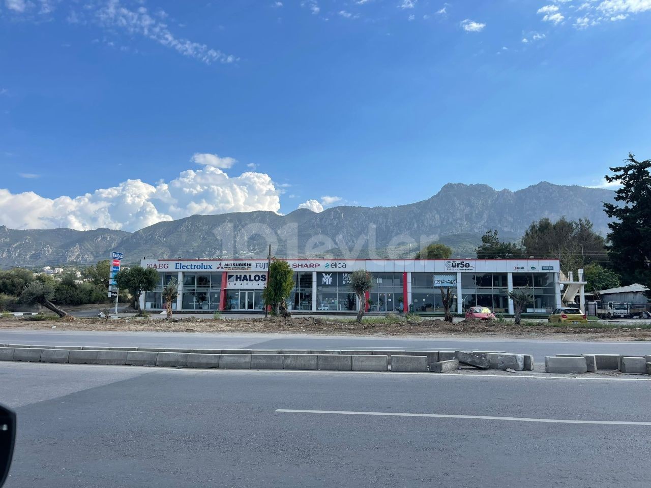 Komplettes Geschäft zur Miete, bestehend aus einer Kombination von 4 Geschäften zur Miete neben dem Halos-Handel in Kyrenia, Alsancak. 0533/0548 8403555