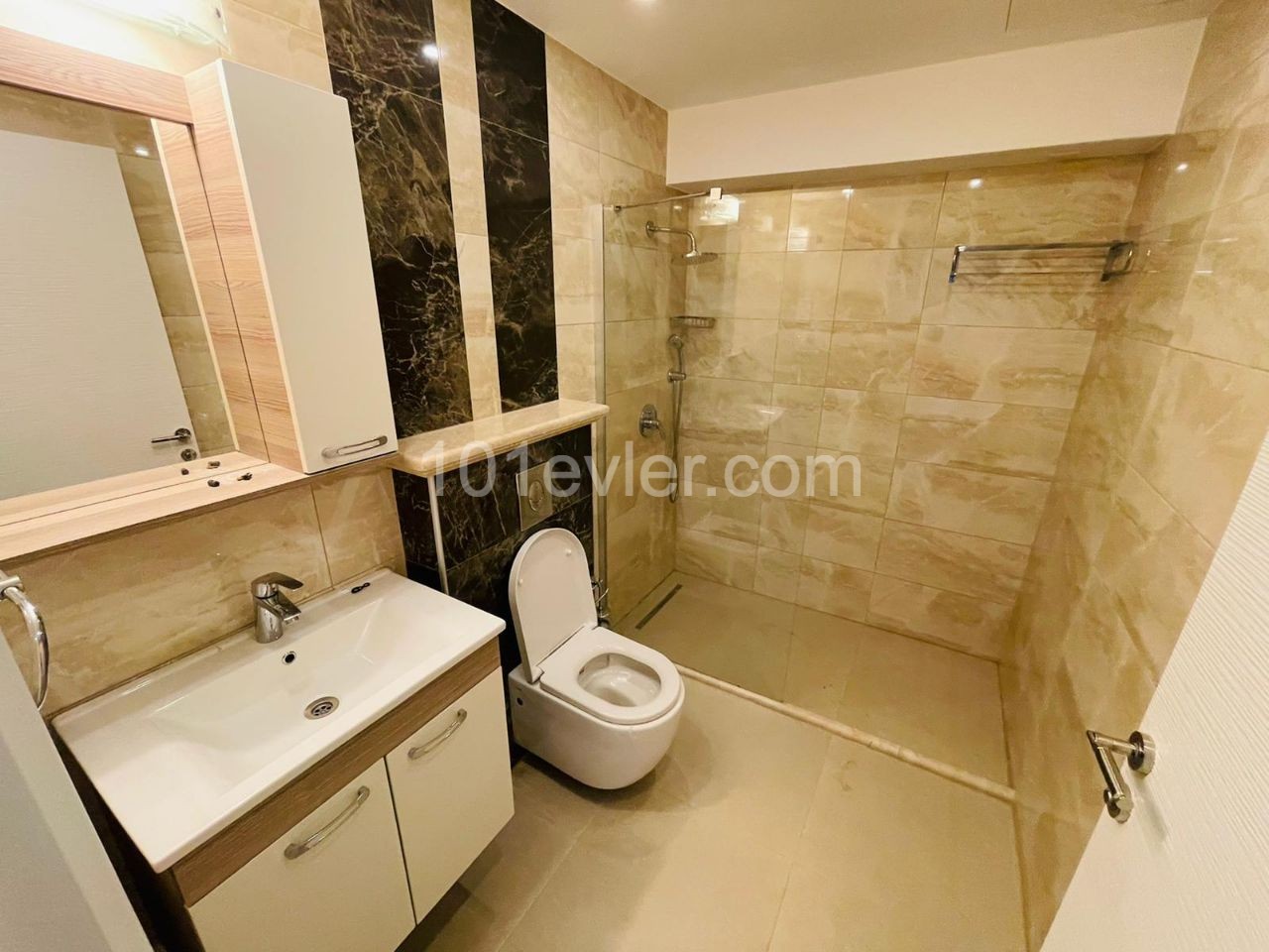 GİRNE MERKEZDE KİRALIK LÜKS 2+1 PENTHOUSE ** 