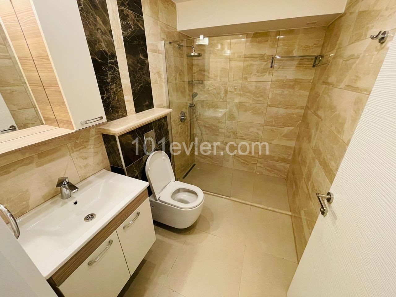 LUXURY 2 + 1  FLAT TO RENT IN GIRNE MERKEZ