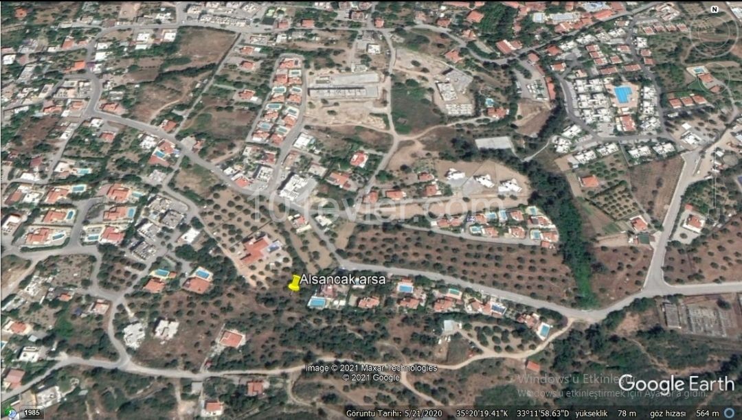 Girne Alsancak da Villa Yapımına Uygun 3 Tarafı Yeşil Alan Satılık Arsa  