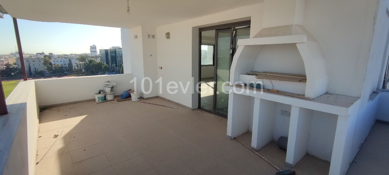 Lefkoşa Merkezde Önü Kapanmaz Barbekü Şömineli  180 M2 KOÇAN HAZIR   PENTHOUSE  