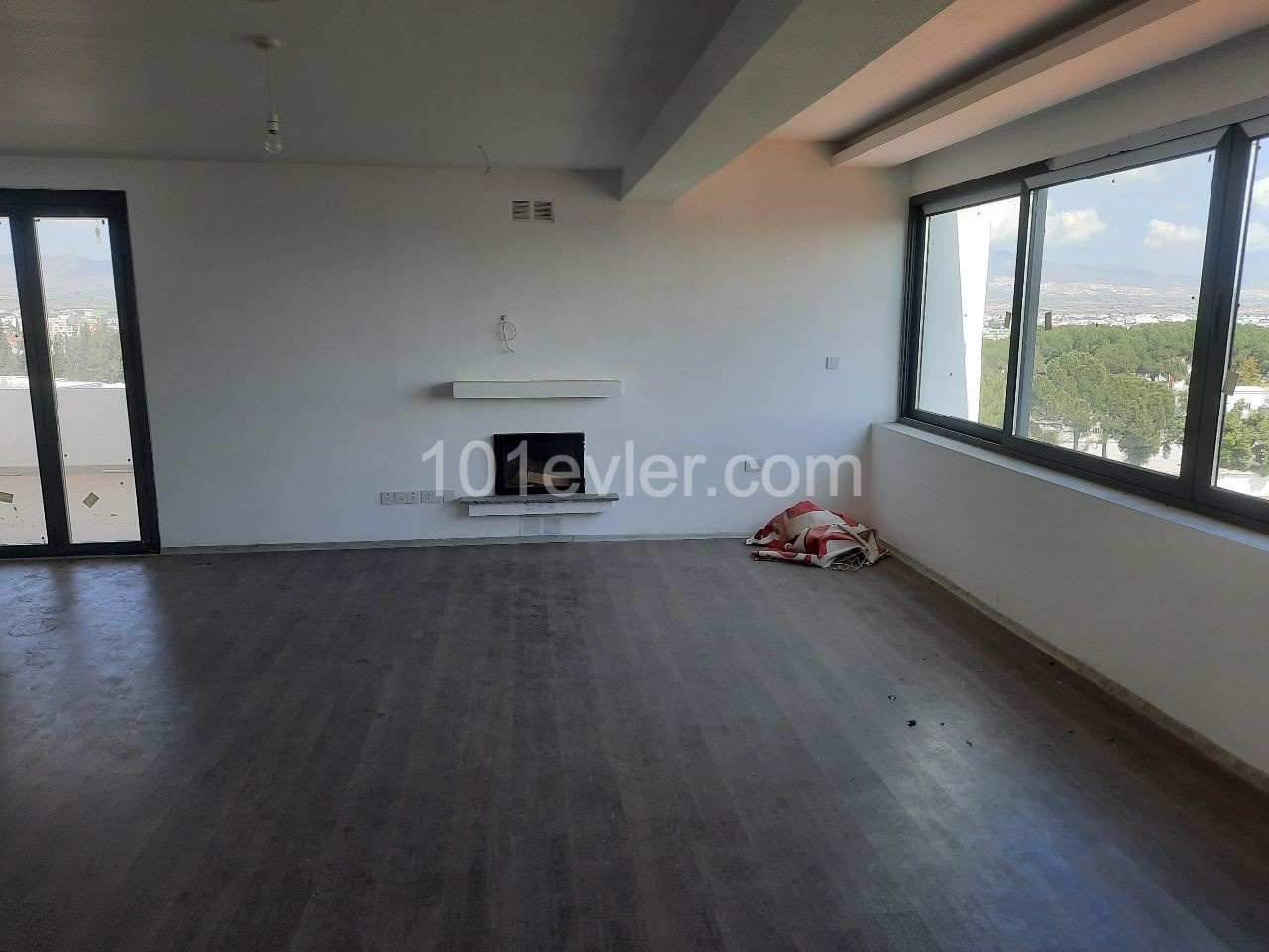 Lefkoşa Merkezde Önü Kapanmaz Barbekü Şömineli  180 M2 KOÇAN HAZIR   PENTHOUSE  