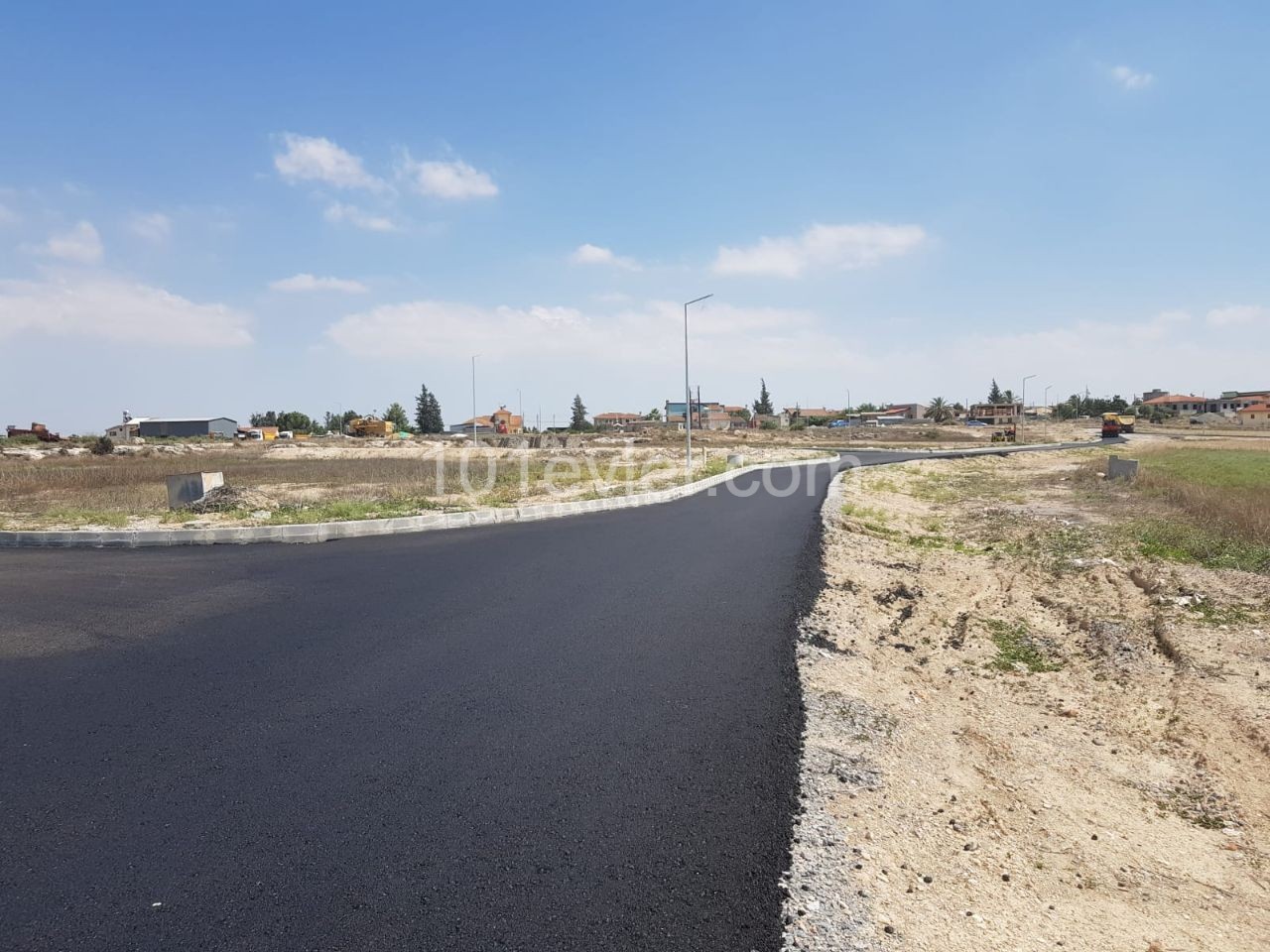 15 min Entfernung von Nikosia 1 Stück Land auf türkischem Eigentum.Ob Villa Oder Wohnung. ** 