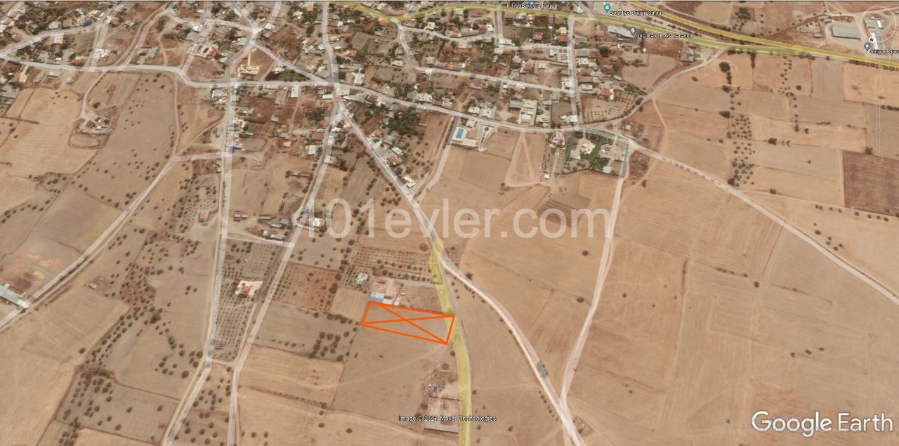 30 minutes to Nicosia, 15 minutes to Famagusta, 4 decares of land, zero to the road, suitable for the construction of a villa. A vehicle is taken as a down payment. ** 