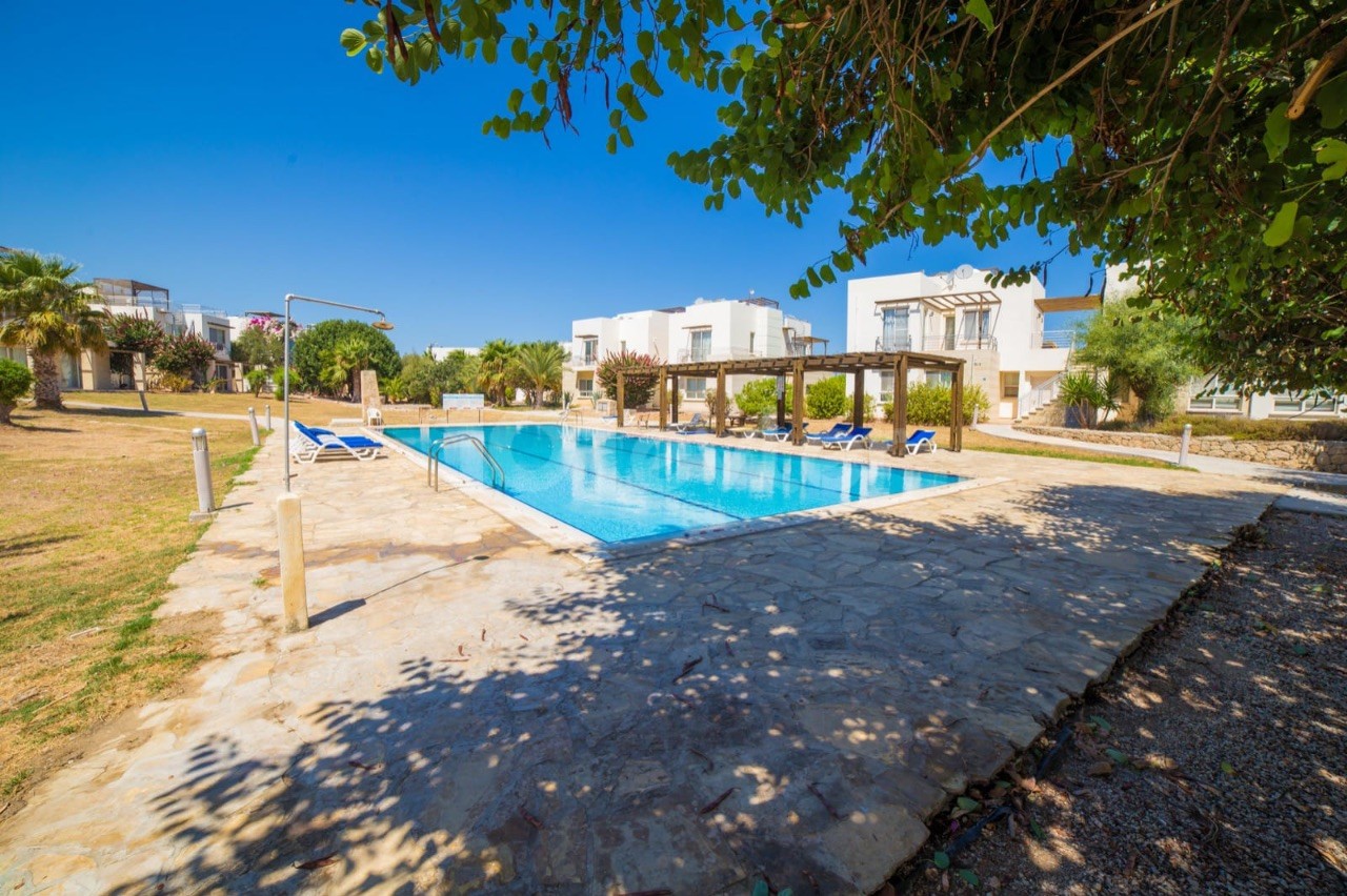 Voll möblierte Wohnung mit großer Terrasse vor dem Pool mit Garten im Erdgeschoss in Kyrenia Esentepe ** 