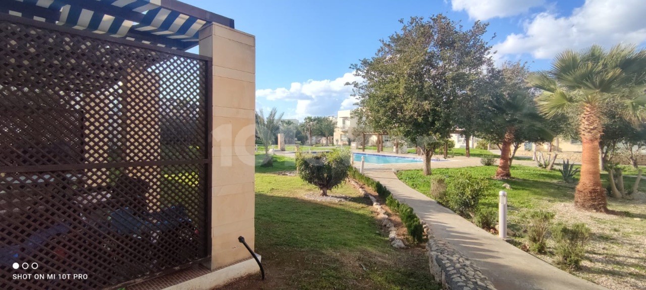 Voll möblierte Wohnung mit großer Terrasse vor dem Pool mit Garten im Erdgeschoss in Kyrenia Esentepe ** 