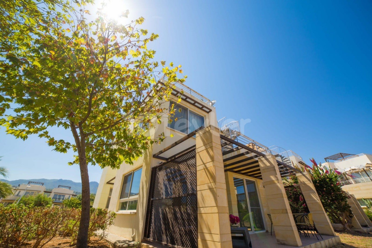 Voll möblierte Wohnung mit großer Terrasse vor dem Pool mit Garten im Erdgeschoss in Kyrenia Esentepe ** 