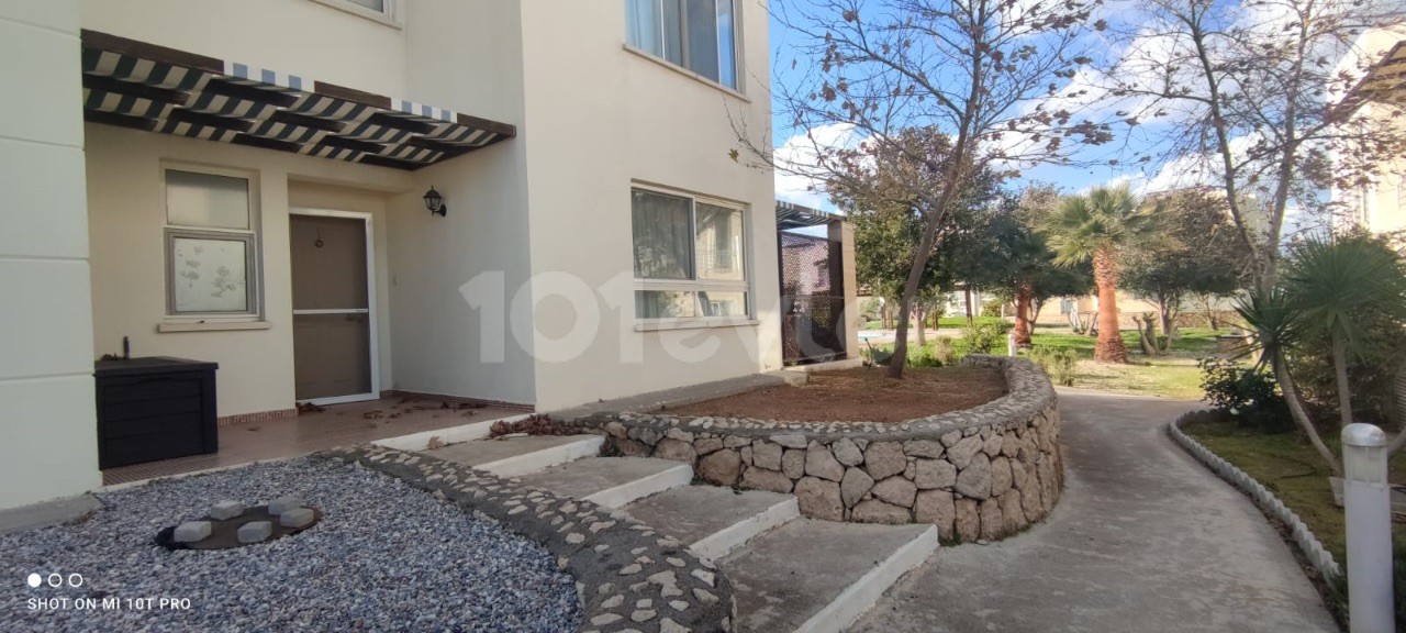 Voll möblierte Wohnung mit großer Terrasse vor dem Pool mit Garten im Erdgeschoss in Kyrenia Esentepe ** 