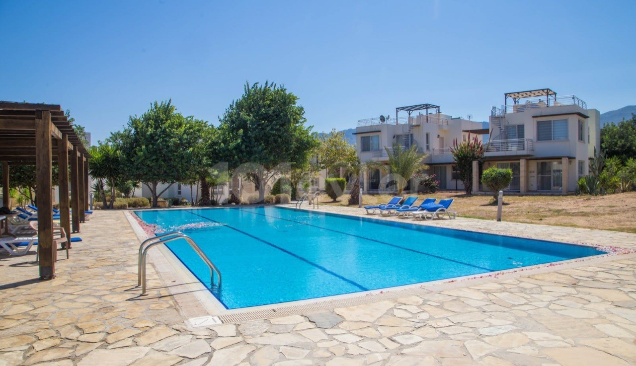 Voll möblierte Wohnung mit großer Terrasse vor dem Pool mit Garten im Erdgeschoss in Kyrenia Esentepe ** 