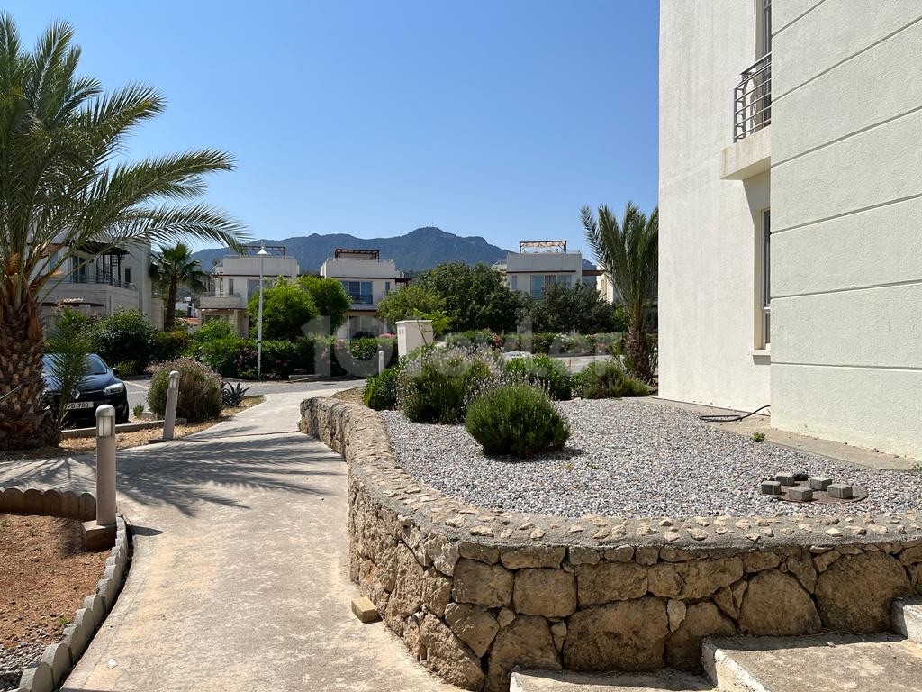 Voll möblierte Wohnung mit großer Terrasse vor dem Pool mit Garten im Erdgeschoss in Kyrenia Esentepe ** 