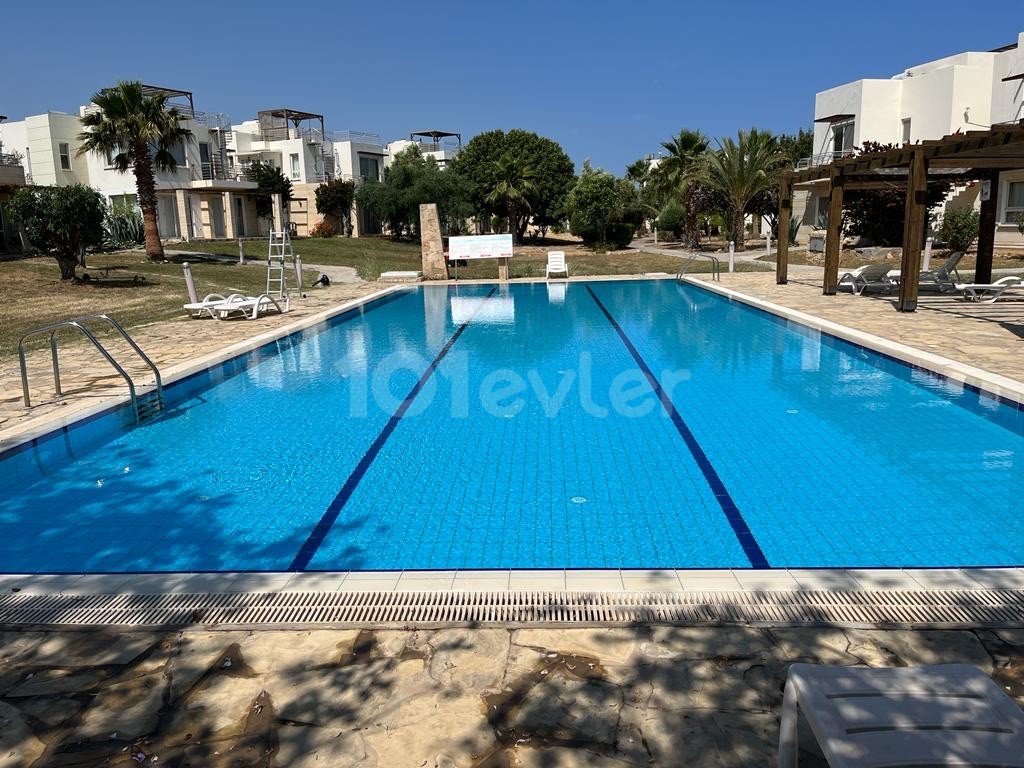 Voll möblierte Wohnung mit großer Terrasse vor dem Pool mit Garten im Erdgeschoss in Kyrenia Esentepe ** 