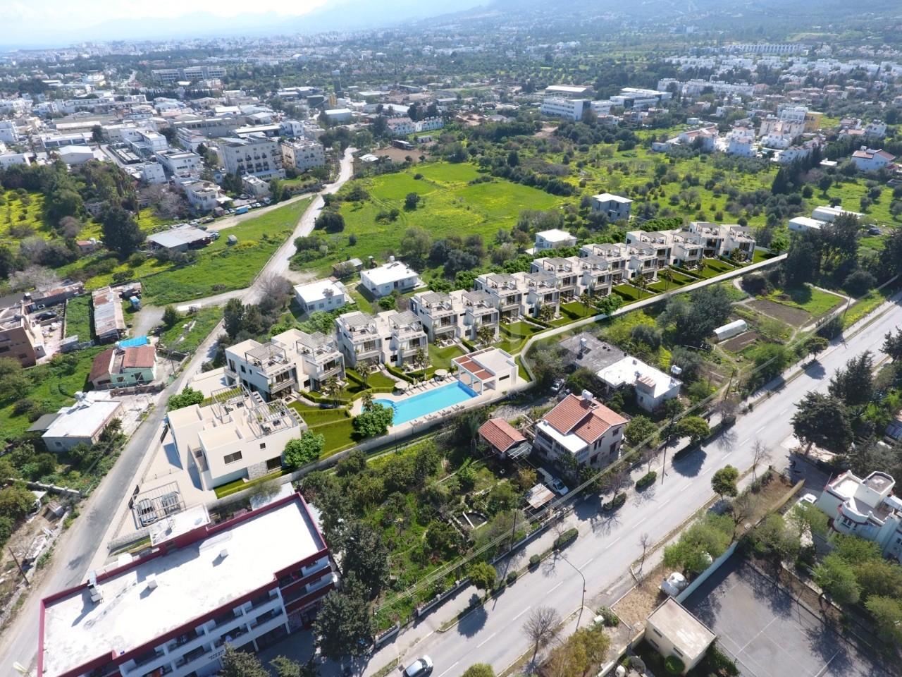 Girne Merkez’e 5 Dk Mesafede ,Denize 1 Dk  Mesafe Karaoğlanoğlu’da  Site İçinde Lüks Villalar 