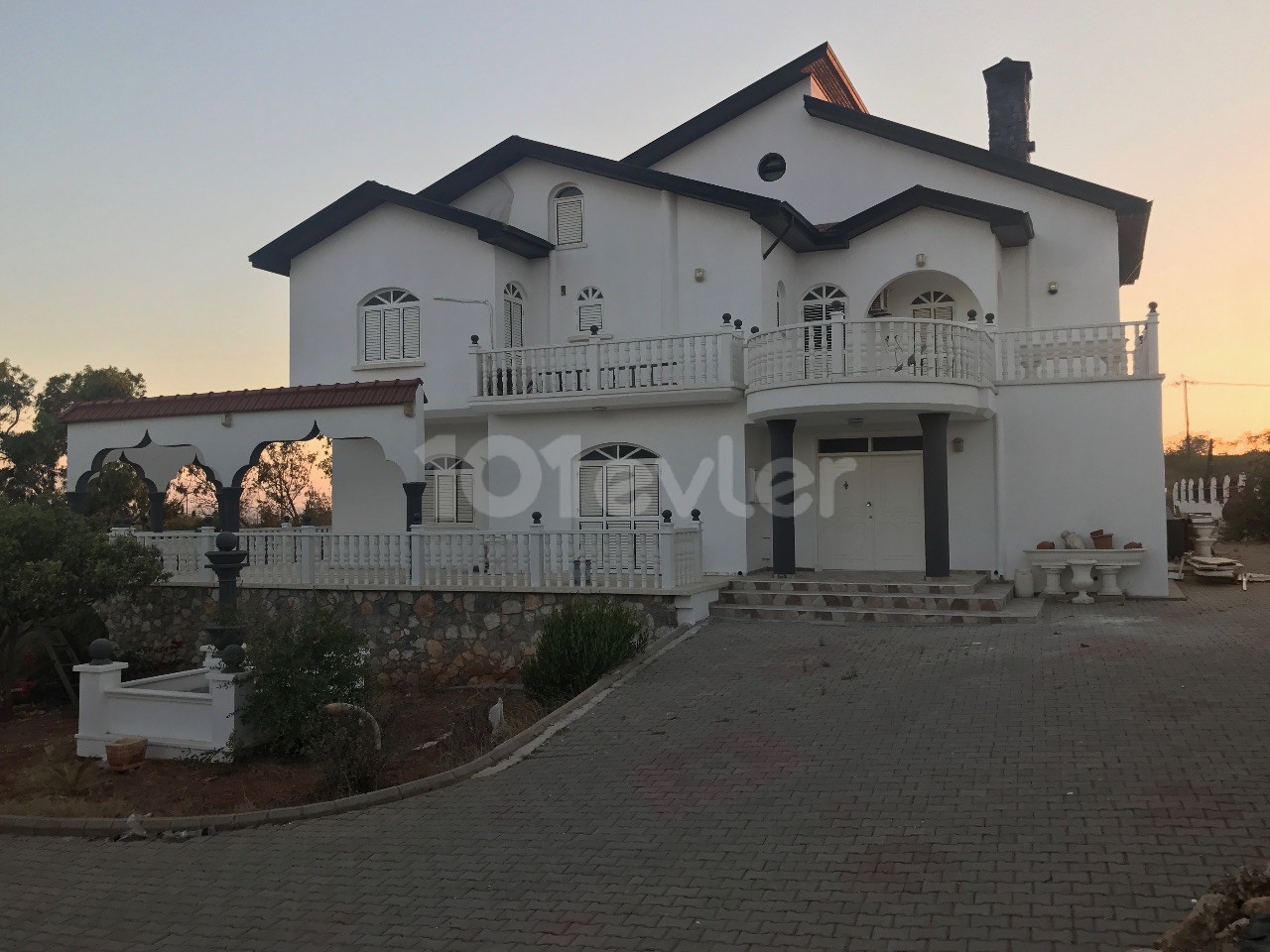 Lovers Single Detached Villa of 860 m2 on 2 Acres with Mountain and City Views on the Hill ** 