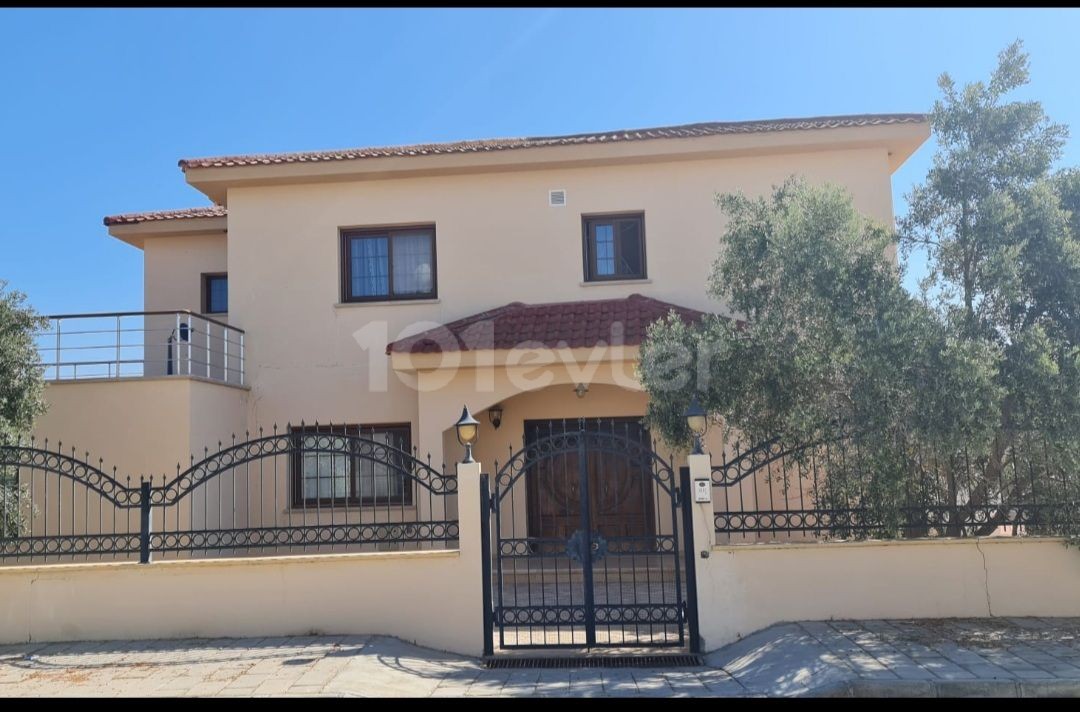 Sehr luxuriöse Villa mit Pool Zum Verkauf in Famagusta Tuzla in fünf Hektar ** 