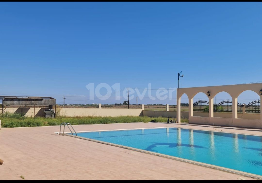 Sehr luxuriöse Villa mit Pool Zum Verkauf in Famagusta Tuzla in fünf Hektar ** 