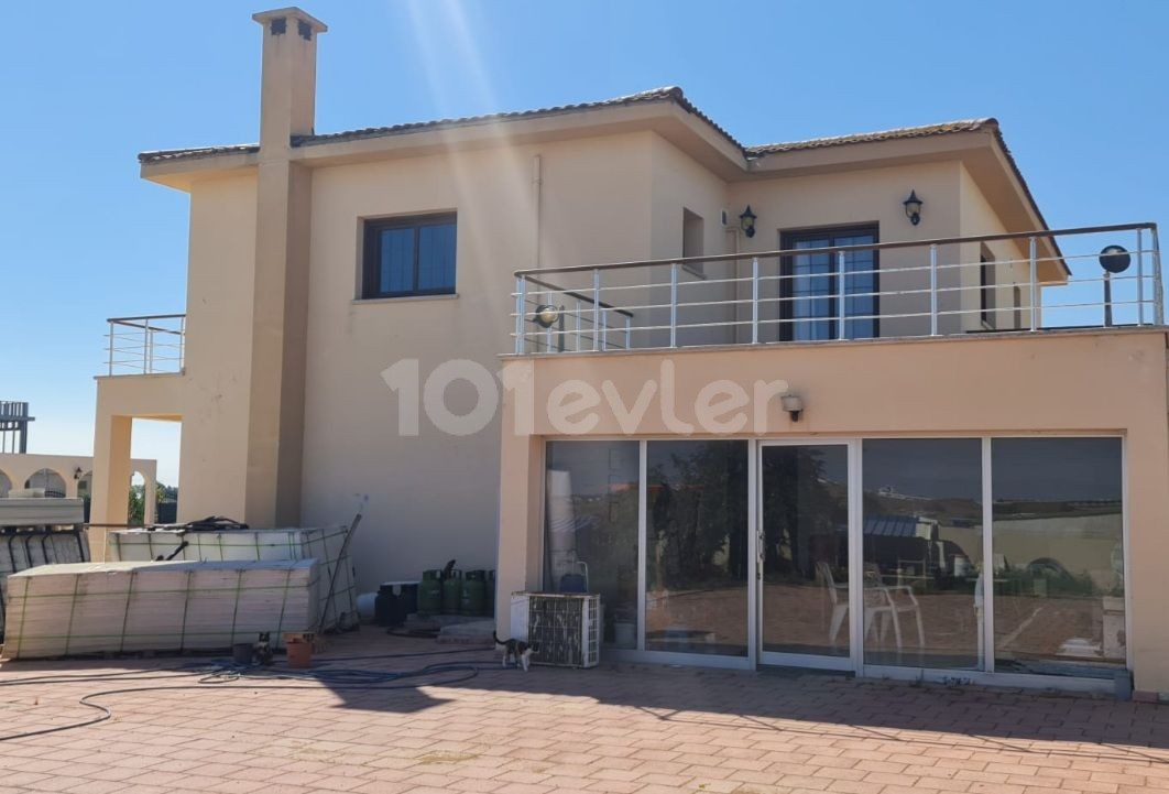 Sehr luxuriöse Villa mit Pool Zum Verkauf in Famagusta Tuzla in fünf Hektar ** 