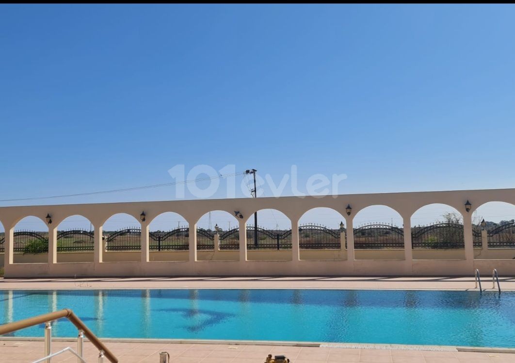 Sehr luxuriöse Villa mit Pool Zum Verkauf in Famagusta Tuzla in fünf Hektar ** 
