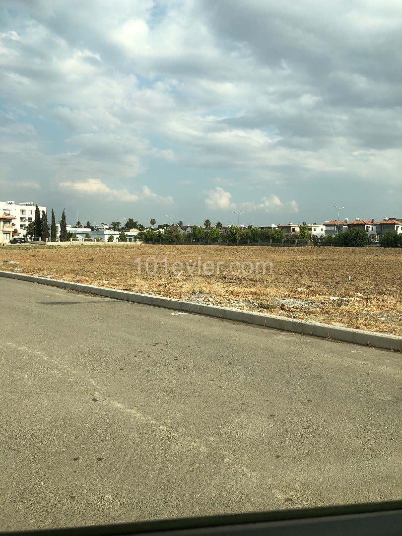 Grundstück zum Verkauf in der Türkei in der Nähe der Autobahn Nikosia - Güzelyurt ** 