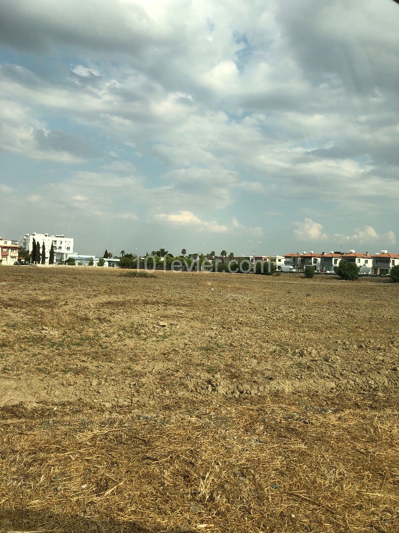 Grundstück zum Verkauf in der Türkei in der Nähe der Autobahn Nikosia - Güzelyurt ** 