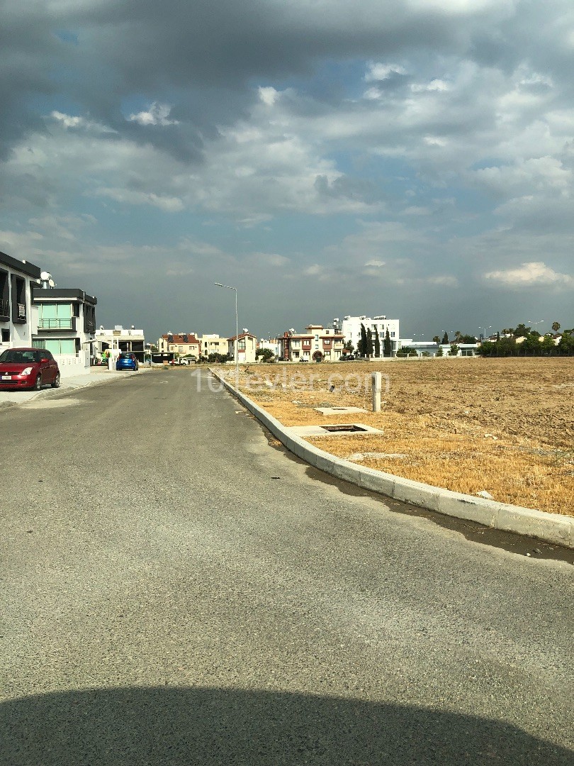 Grundstück zum Verkauf in der Türkei in der Nähe der Autobahn Nikosia - Güzelyurt ** 