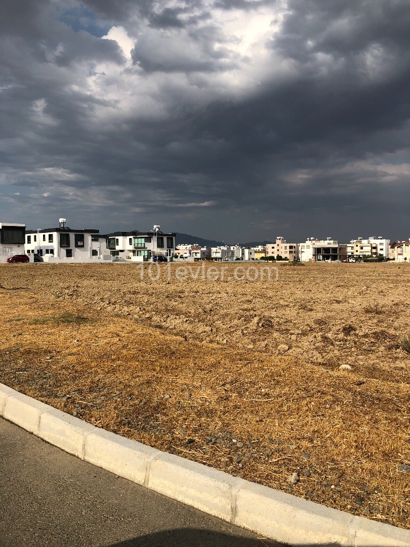 Gönyeli'de, Lefkoşa- Güzelyurt anayoluna yakın nezih bölgede satılık Türk malı arsa