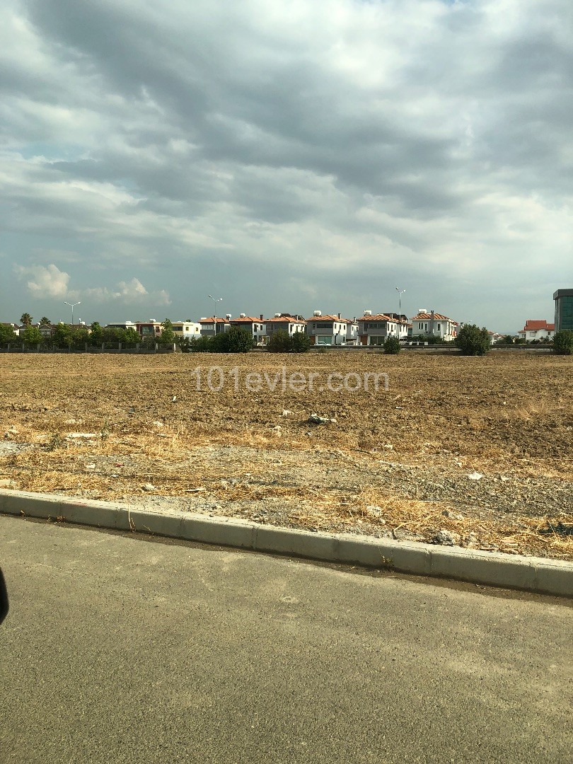 Grundstück zum Verkauf in der Türkei in der Nähe der Autobahn Nikosia - Güzelyurt ** 