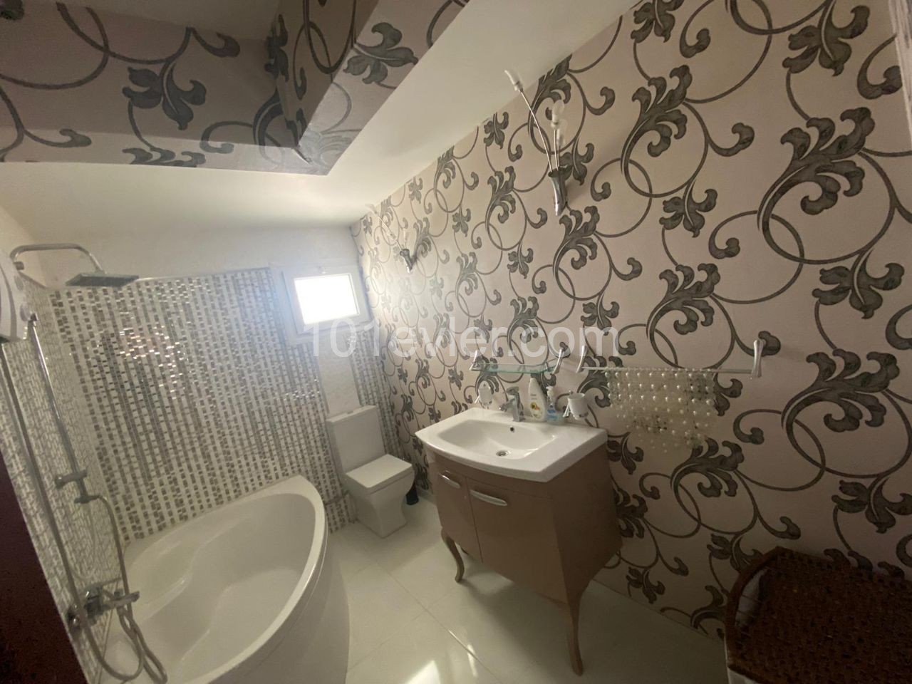 Girne Merkezde 3+1 eşyalı havuzlu Ticari villa 1500 STG / 0548 823 96 10