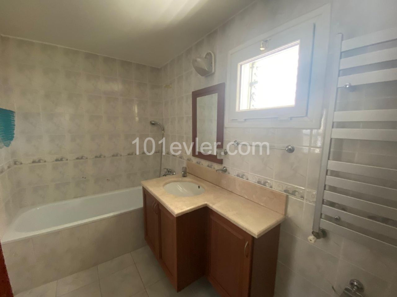 Girne Merkezde 3+1 eşyalı havuzlu Ticari villa 1500 STG / 0548 823 96 10