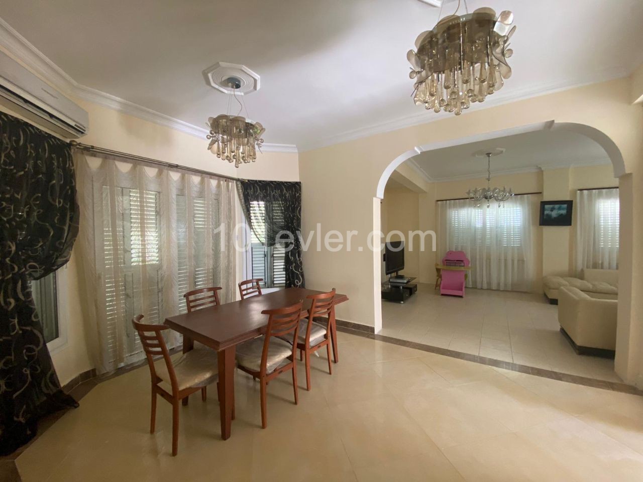 Girne Merkezde 3+1 eşyalı havuzlu Ticari villa 1500 STG / 0548 823 96 10