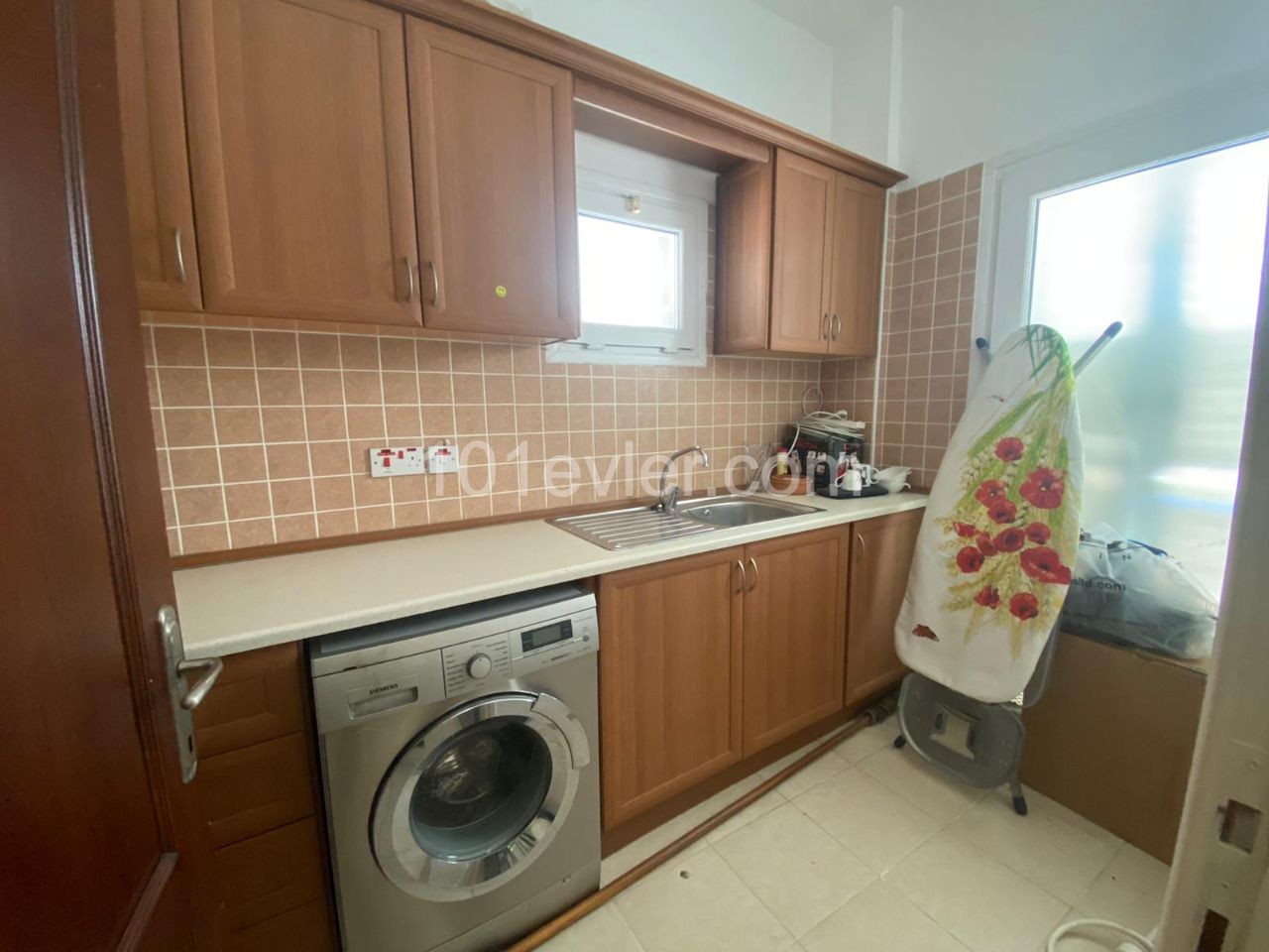 Girne Merkezde 3+1 eşyalı havuzlu Ticari villa 1500 STG / 0548 823 96 10