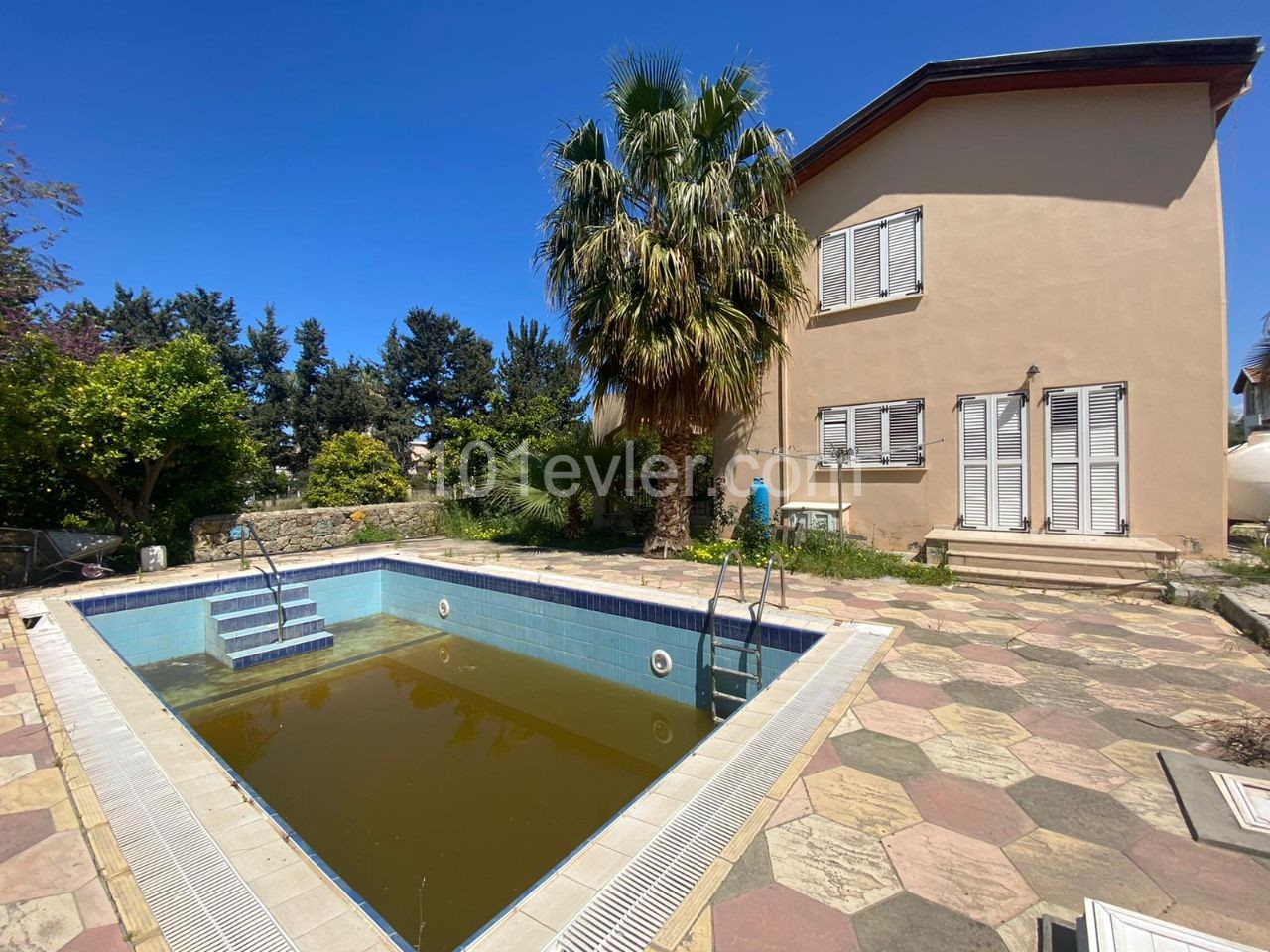 Girne Merkezde 3+1 eşyalı havuzlu Ticari villa 1500 STG / 0548 823 96 10