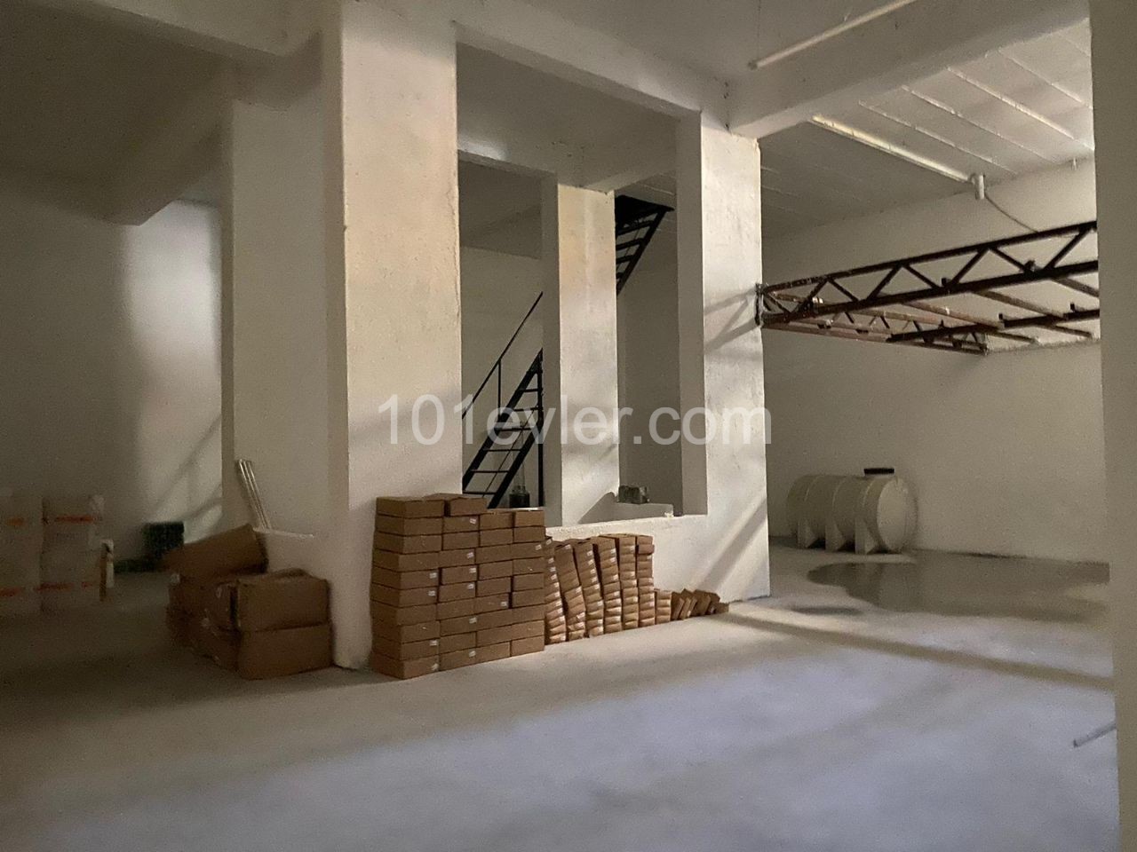 Yeni Liman'da 1000 m2 kiralık depo 800 STG / 0548 823 96 10