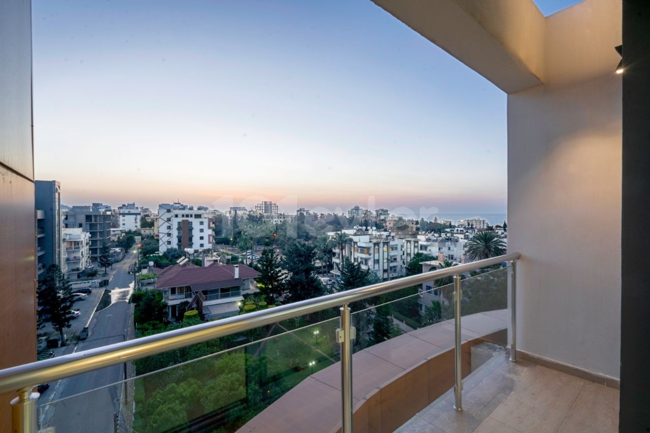 2+1 Penthouse-Wohnung Zur Miete In Kyrenia Zentrum / Voll Möbliert ** 