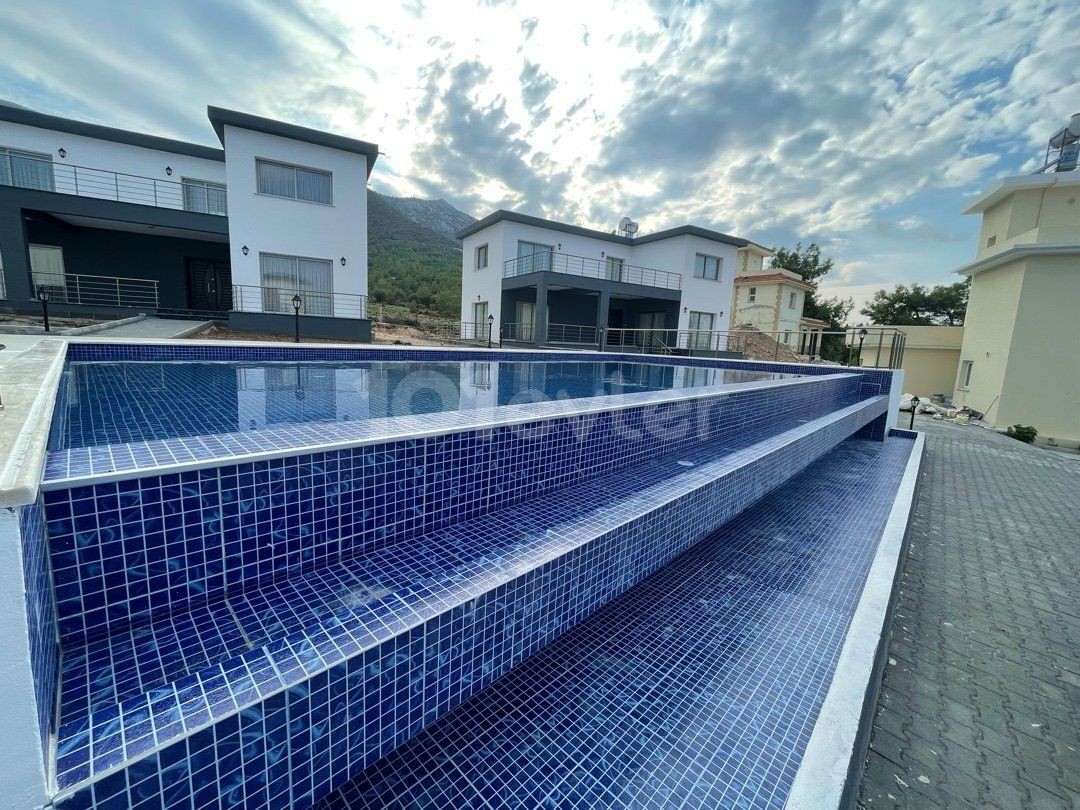 Girne Çatalköy Manzaralı Satılık 4+1 Villa