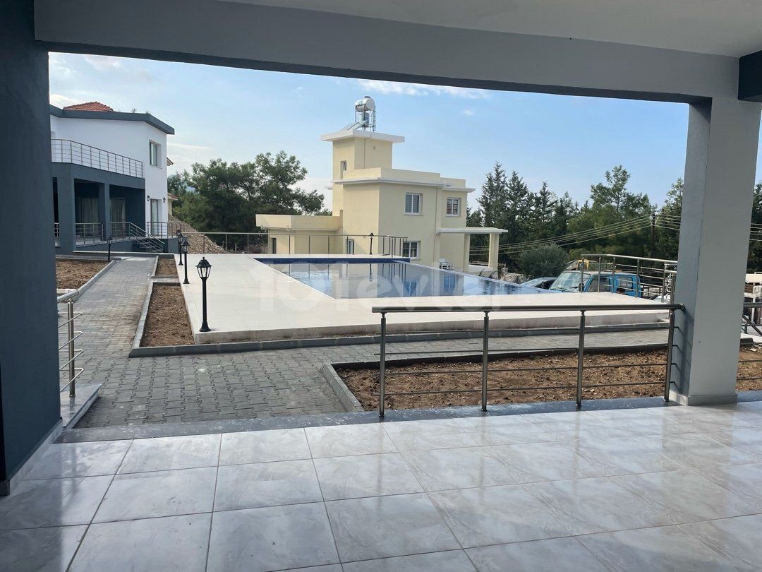 Girne Çatalköy Manzaralı Satılık 4+1 Villa