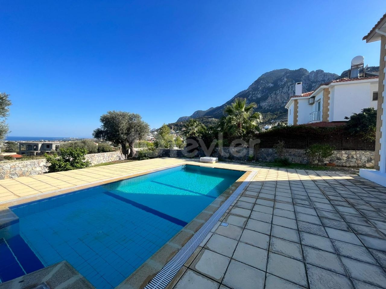 Kyrenia Karsiyaka 3+1 Villa zu vermieten / mit privatem Pool